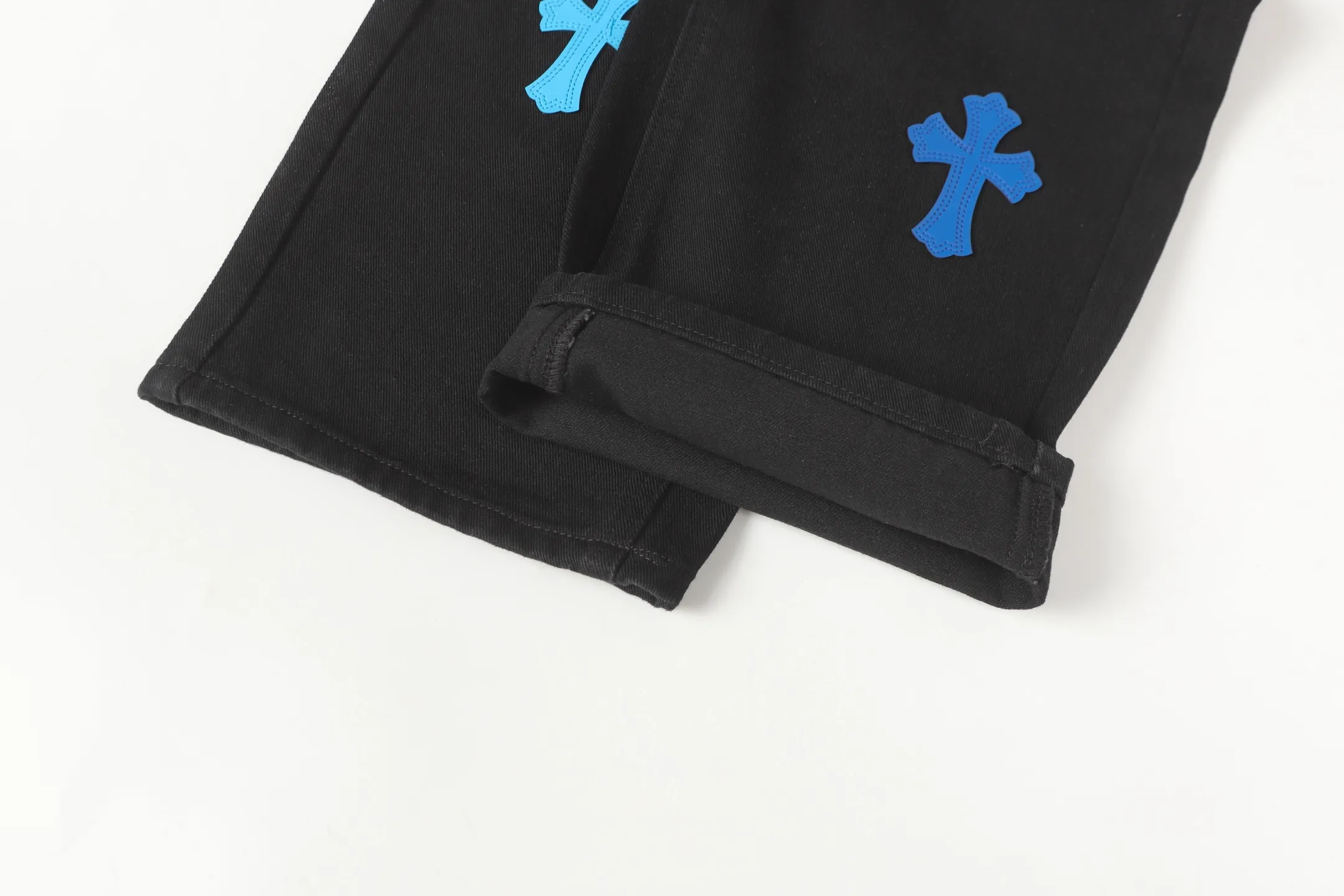 P260 Cross-border model, please do not place an order if you are pursuing quality -Chrome Hearts/Chrome Heart Cross✝️Applied leather embroidered washed jeans, trousers and casual pants -High weight, high density and high quality. The wool is soft, delicate and skin-friendly. It feels soft and silky. It has excellent warmth and skin-friendly properties. -Size: 28 30 32 34 36